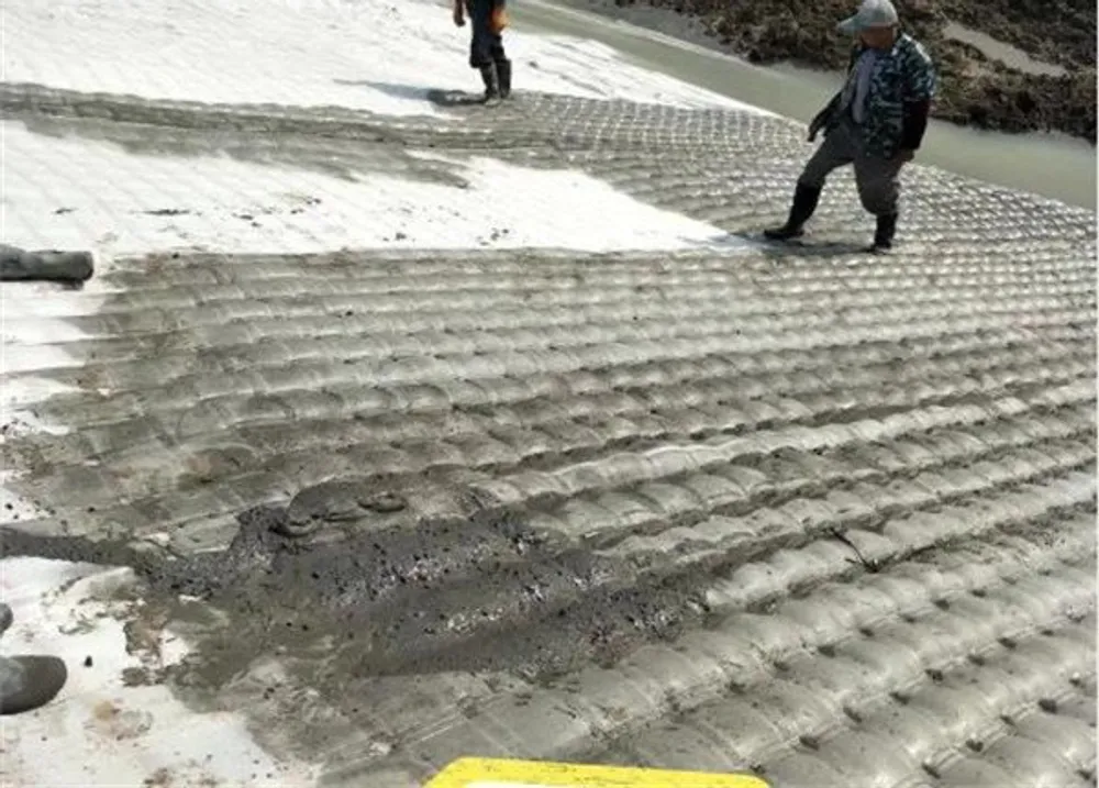 Matras beton pelindung lereng (Concrete Revetment Mattress) — Gambar lainnya