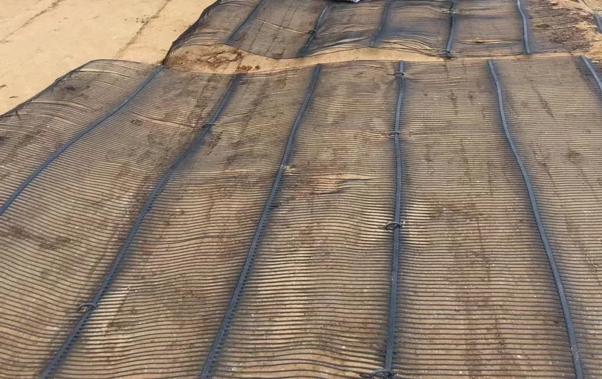 Geogrid reinforced slope with a vegetated face