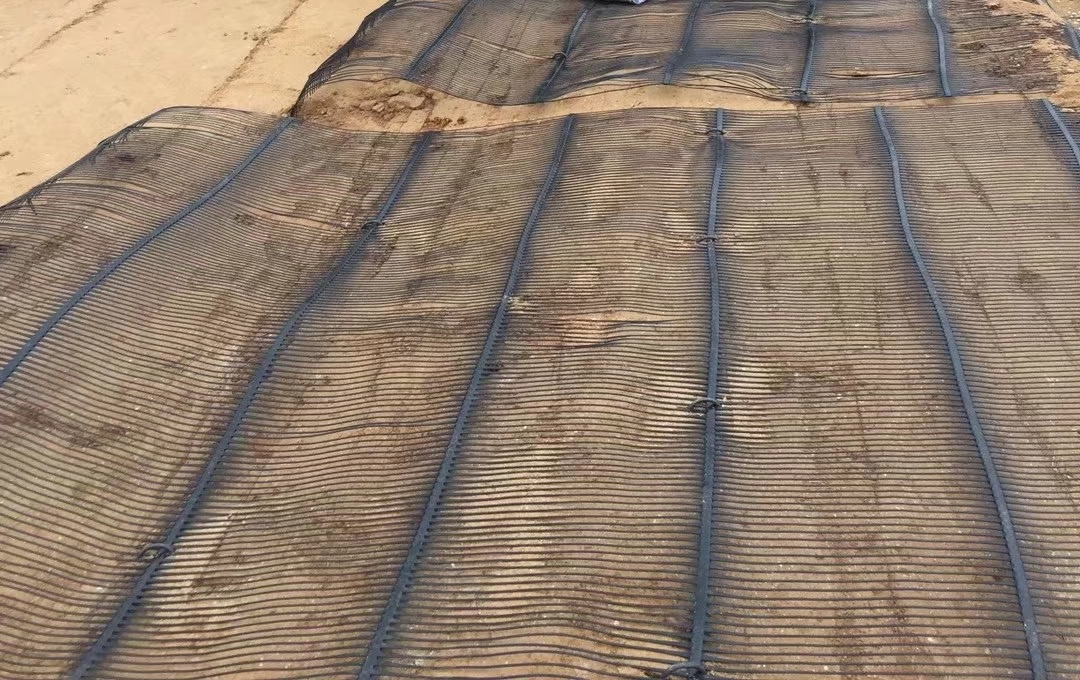 Geogrid reinforced slope with a vegetated face